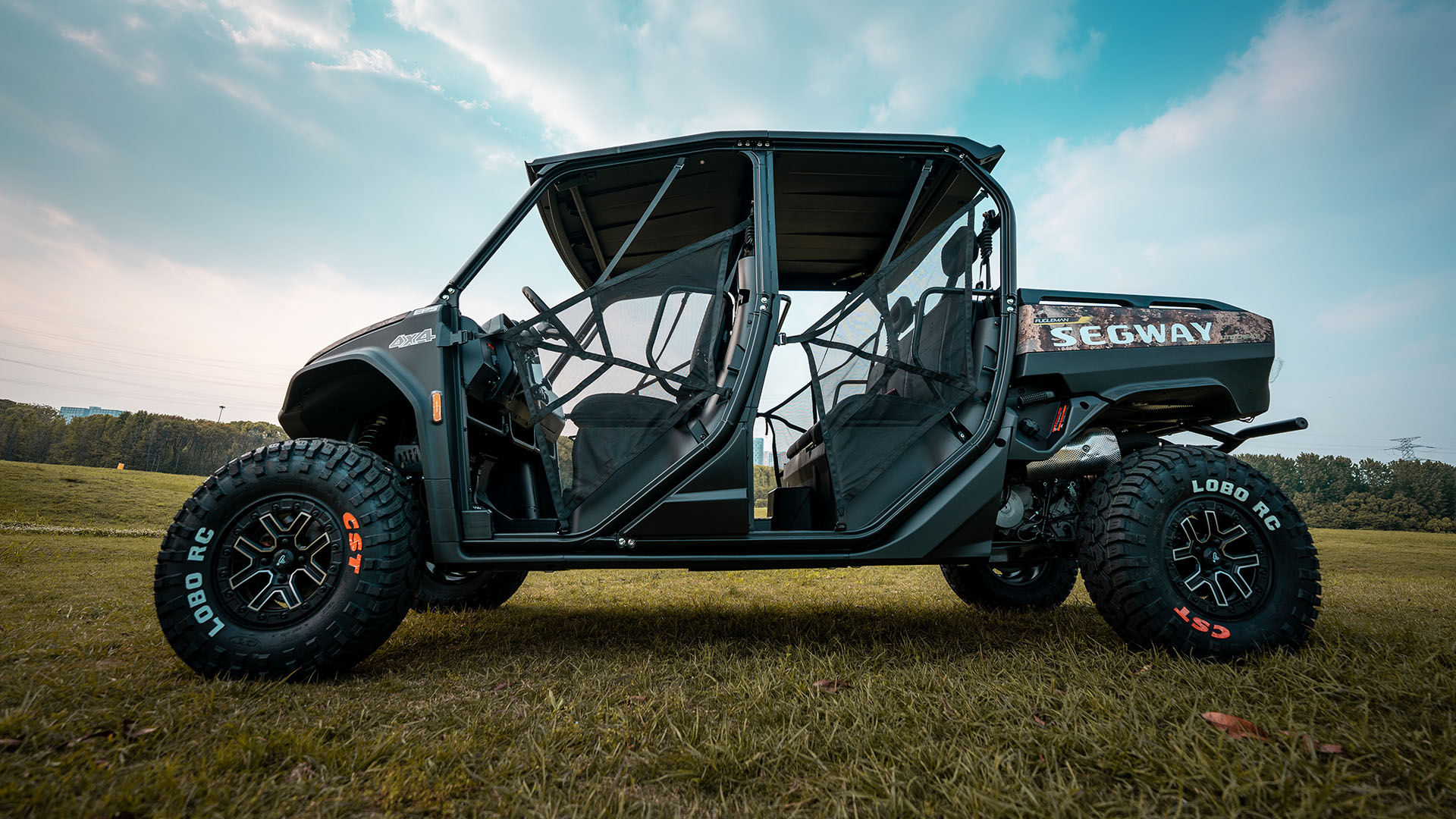 En Segway Fugleman UT10 Crew fotograferad i profil med öppna sidodörrar och flera säten synliga. Bilden betonar fordonets kapacitet för fler passagerare och eventanvändning.