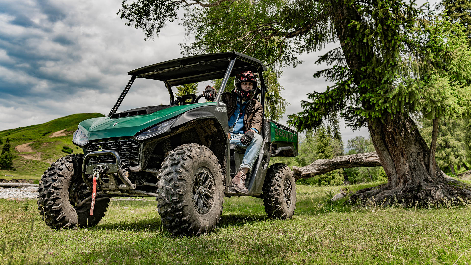 En Segway Fugleman UT6 i grön färgsättning fotograferad snett framifrån med förare i naturmiljö. Bilden visar fordonets funktionalitet för jord- och lantbruk.